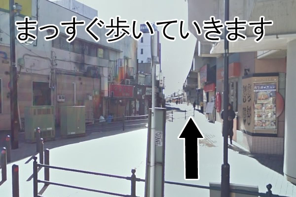 小田急江ノ島線の線路を右手に見て進みます。