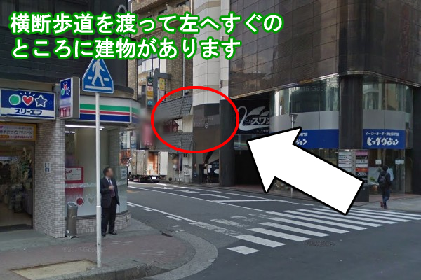 スリーエフの前の横断歩道を渡り、左折するとシャインビルIIIがあります。
