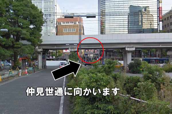 川崎駅東口を出ますと少し先に「仲見世通」の看板が見えます。
そこに向かって歩いてください。