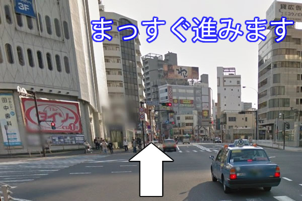 桜木町駅を後ろにし、まっすぐ歩いていきます。
