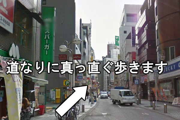 庄屋を左に曲がり、そのまま真っ直ぐ歩いていきます。